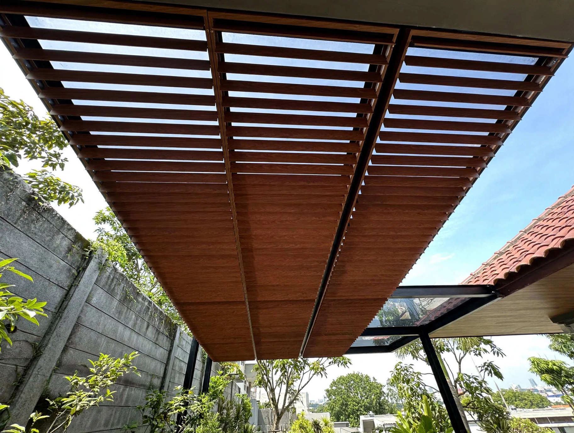 Lắp đặt trần chớp nhôm dưới cửa kính
