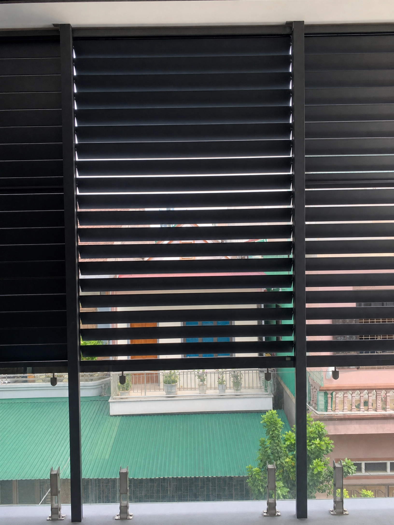 Lắp đặt lam nhôm chắn nắng 2