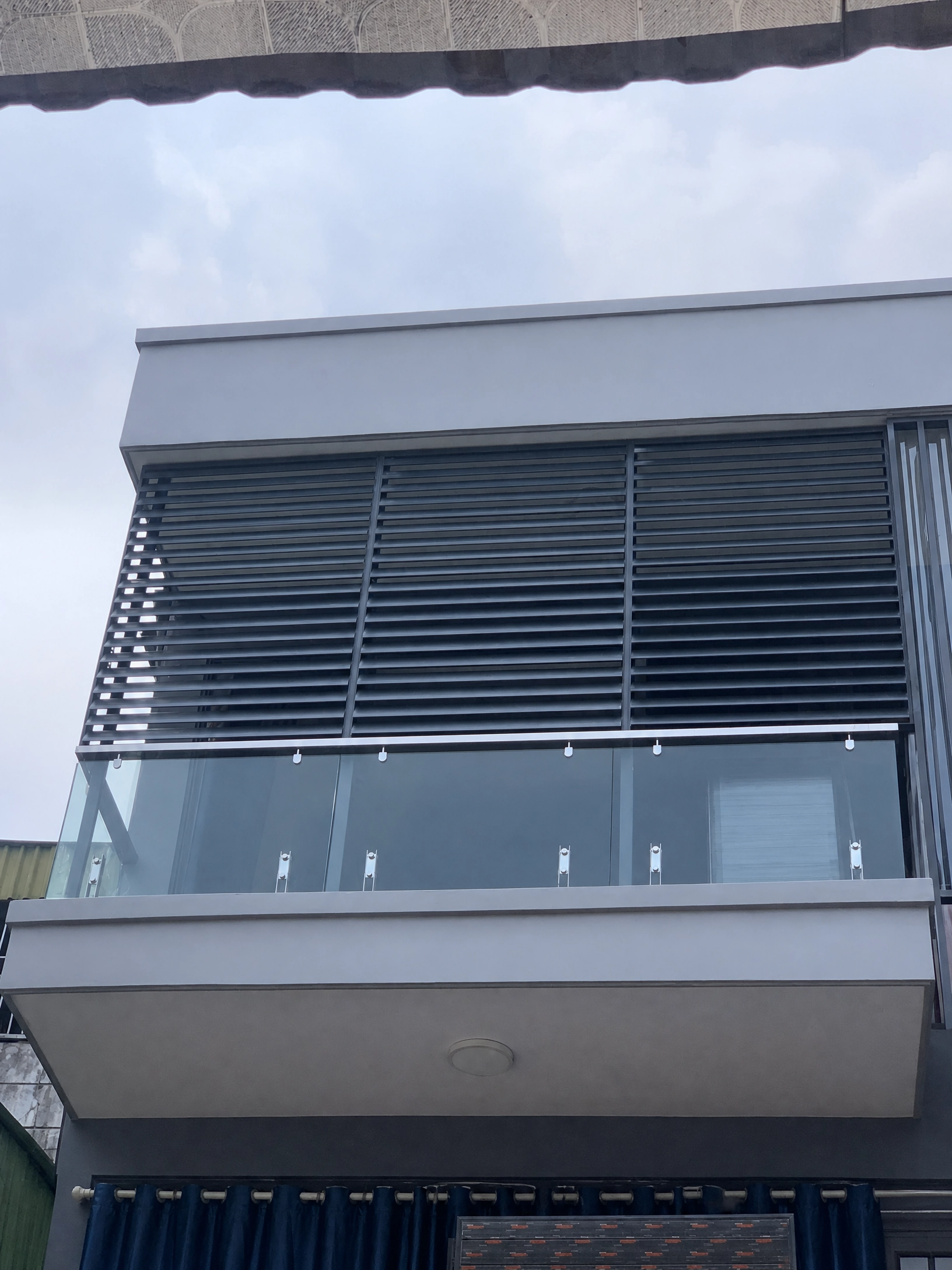 Lắp đặt lam nhôm chắn nắng