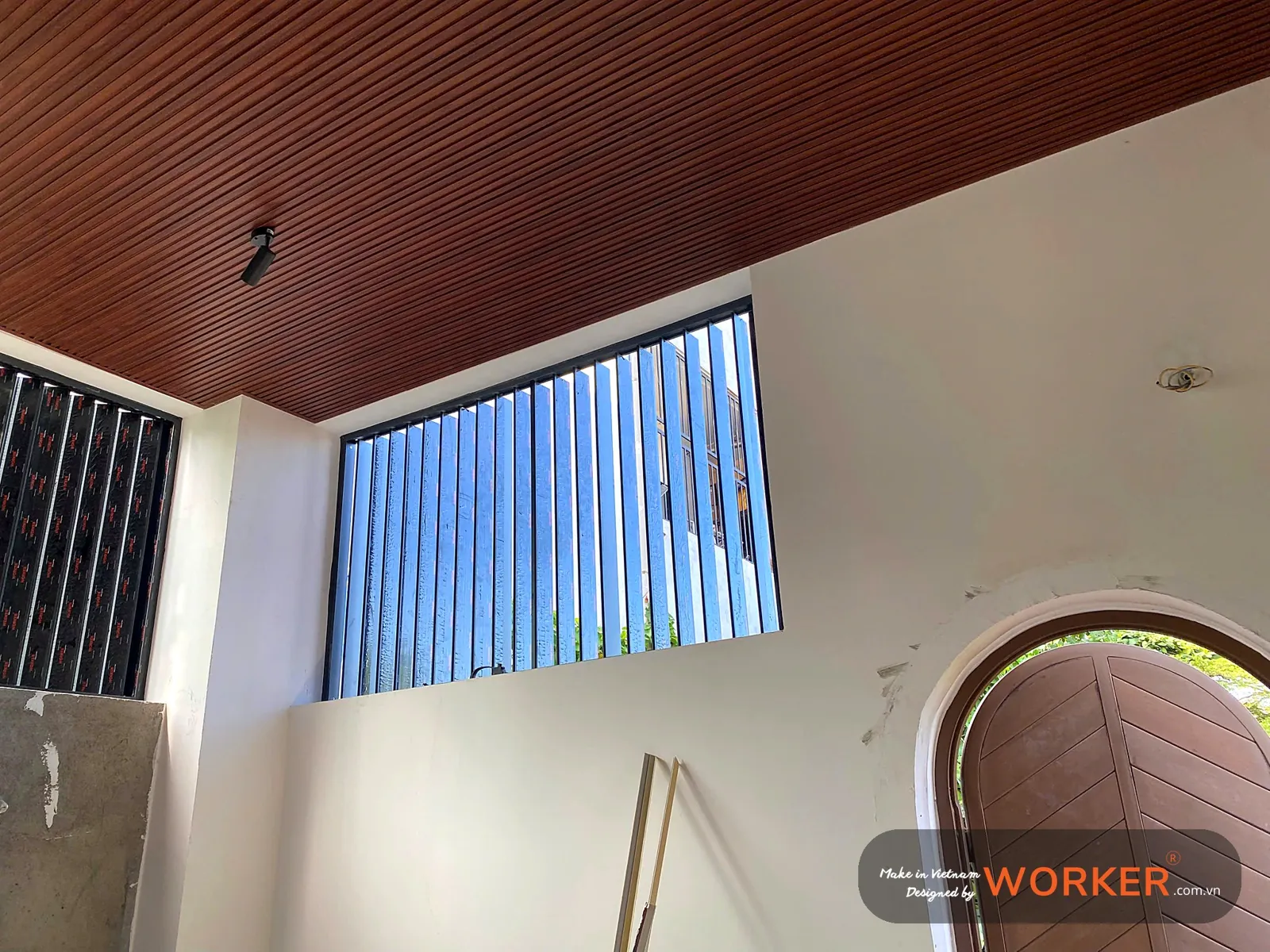 Ô thoáng chớp nhôm lá đứng dưới trần ốp gỗ (2) – Worker-Pro, xám đá ánh kim