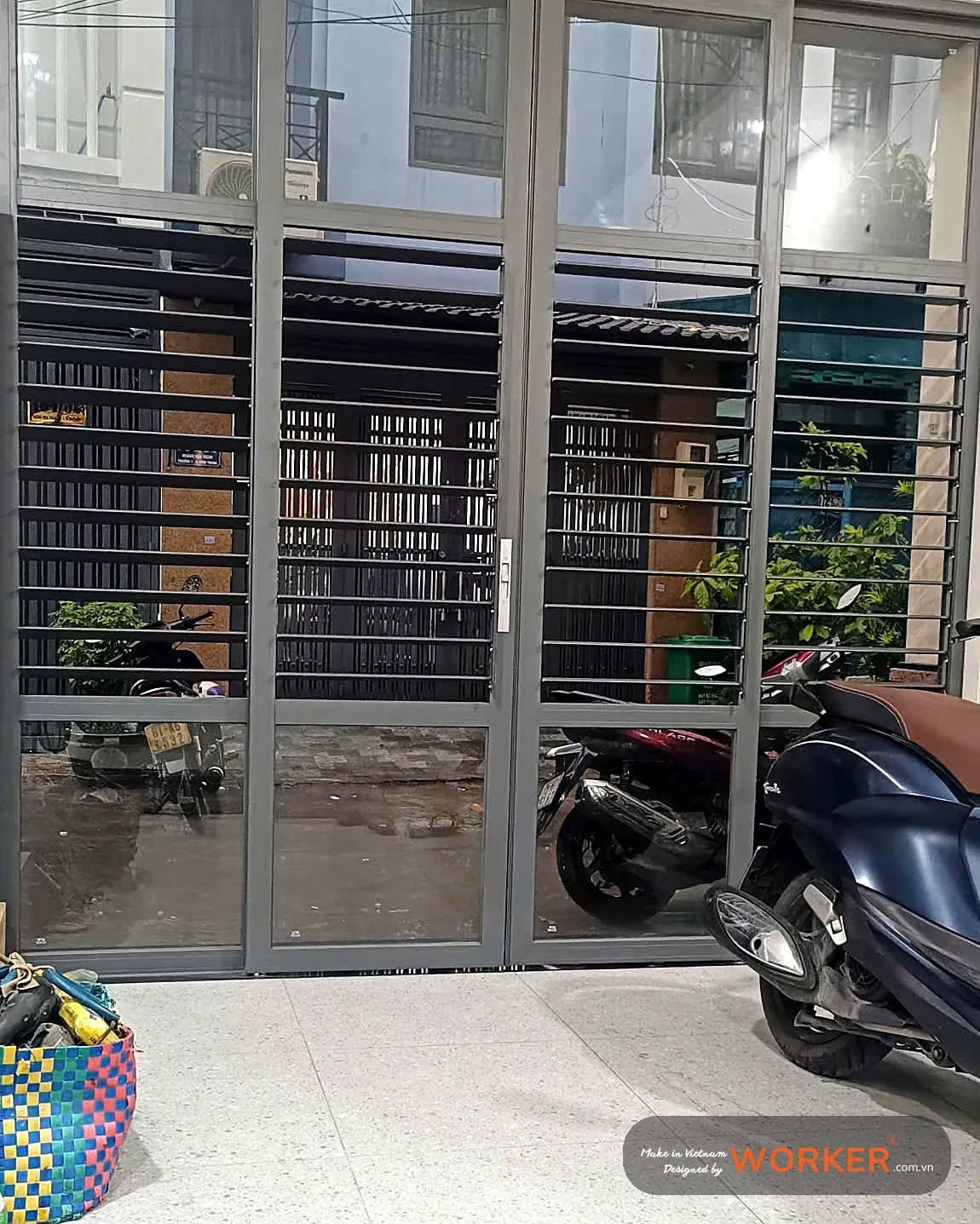 Cửa đi chớp nhôm xám trước cửa kính tầng trệt (1)
