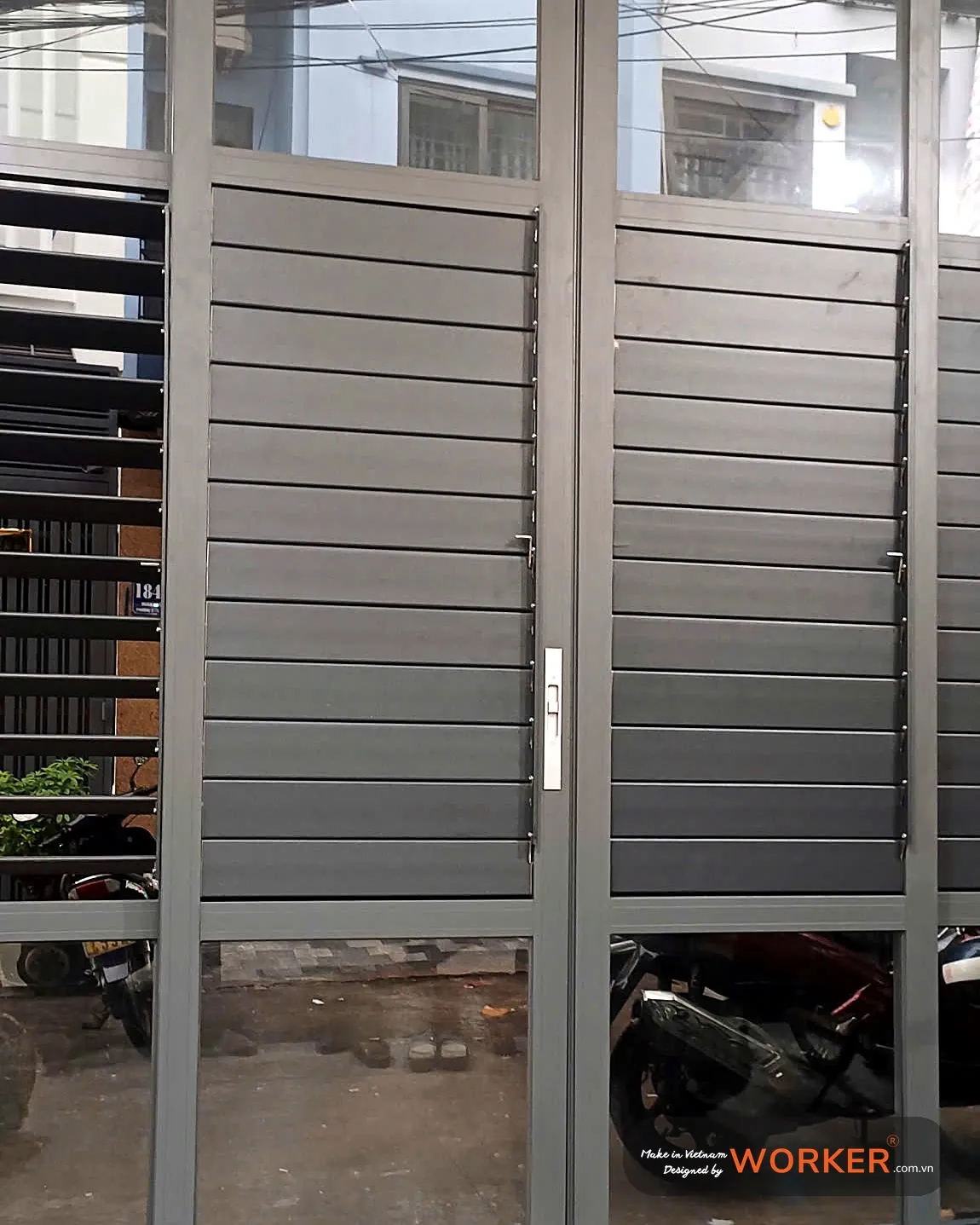 Cửa đi chớp nhôm xám trước cửa kính tầng trệt (2)