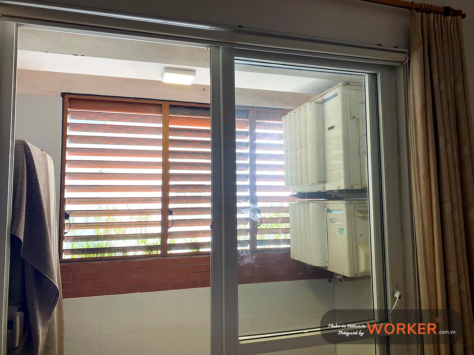 Cửa sổ chớp nhôm vân gỗ nhìn từ trong lô gia (2)