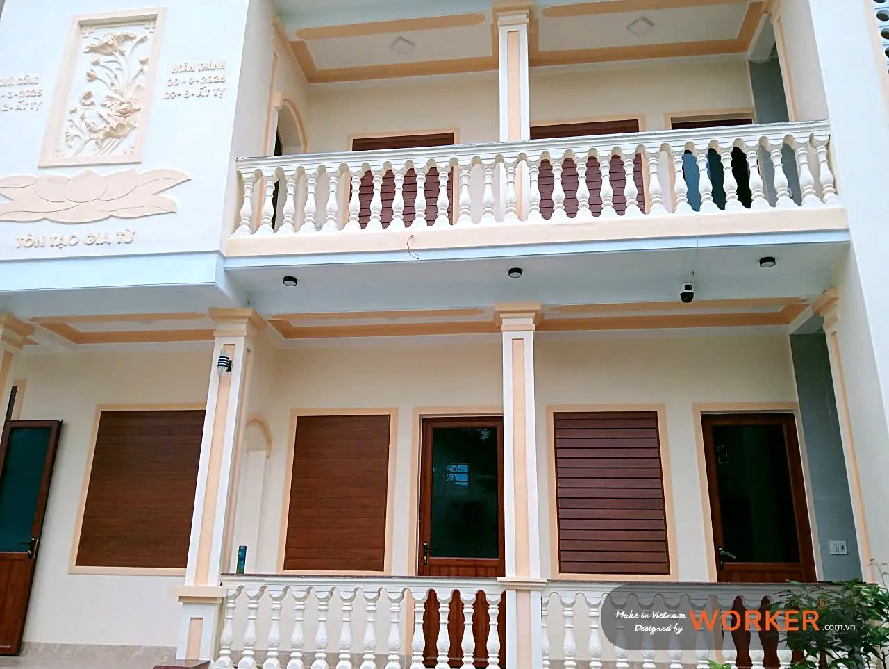 Mặt tiền nhà phố có cửa sổ chớp nhôm vân gỗ