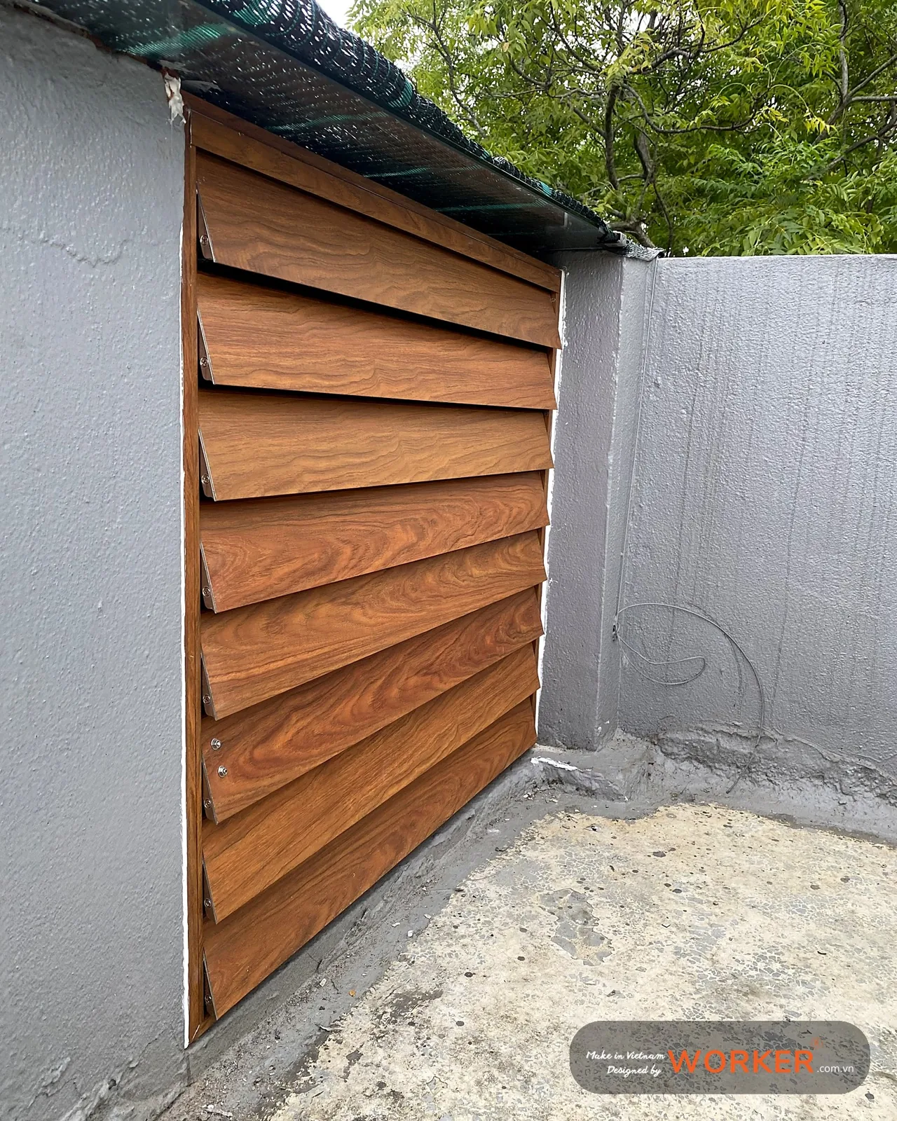 Lam chớp nhôm vân gỗ che khu kỹ thuật sân thượng (1) – Worker-Pro, vân gỗ Giáng Hương
