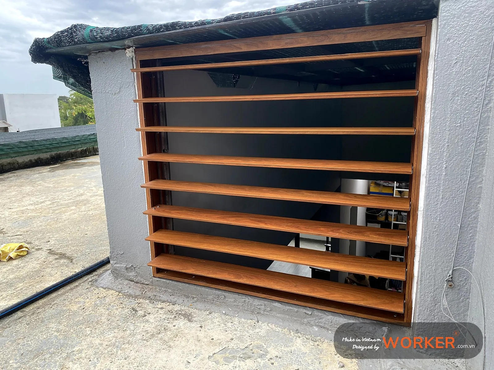 Lam chớp nhôm vân gỗ che khu kỹ thuật sân thượng (2) – Worker-Pro, vân gỗ Giáng Hương