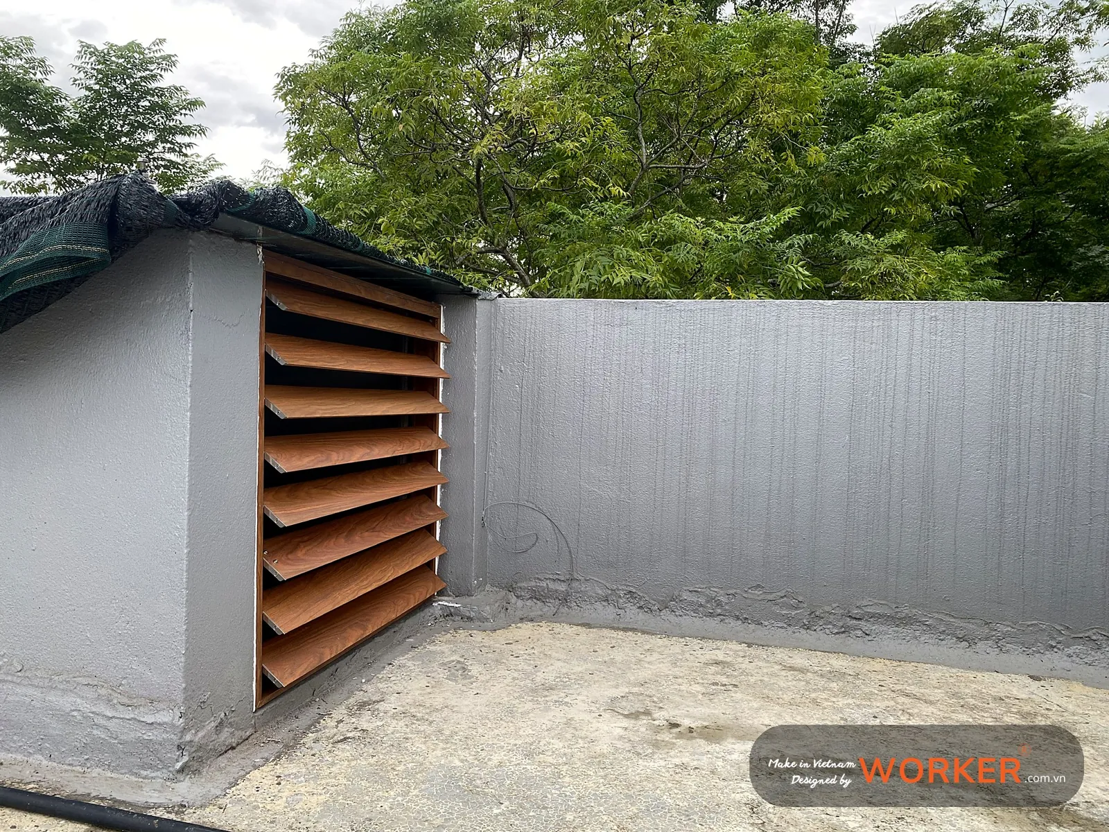 Lam chớp nhôm vân gỗ che khu kỹ thuật sân thượng (4) – Worker-Pro, vân gỗ Giáng Hương