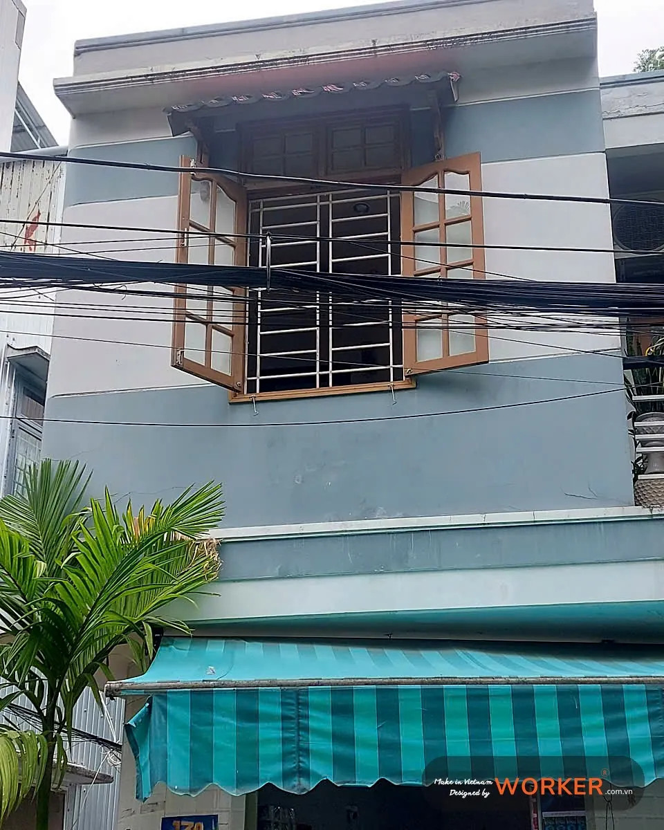 Cửa sổ chớp nhôm vân gỗ mở cánh nhà phố