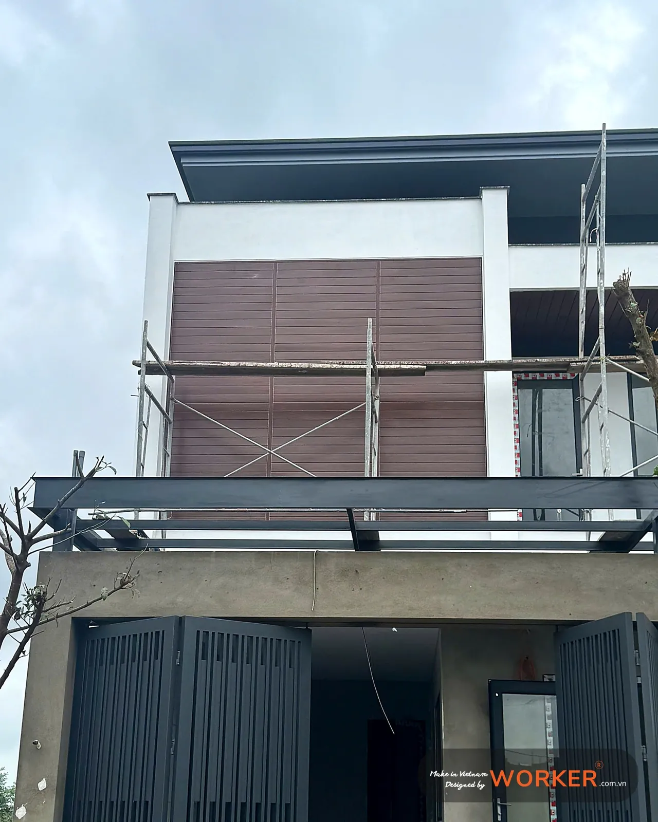 Mặt tiền nhà 3 tầng có mảng chớp nhôm vân gỗ – Worker-Pro, vân gỗ Olerk Bắc Âu