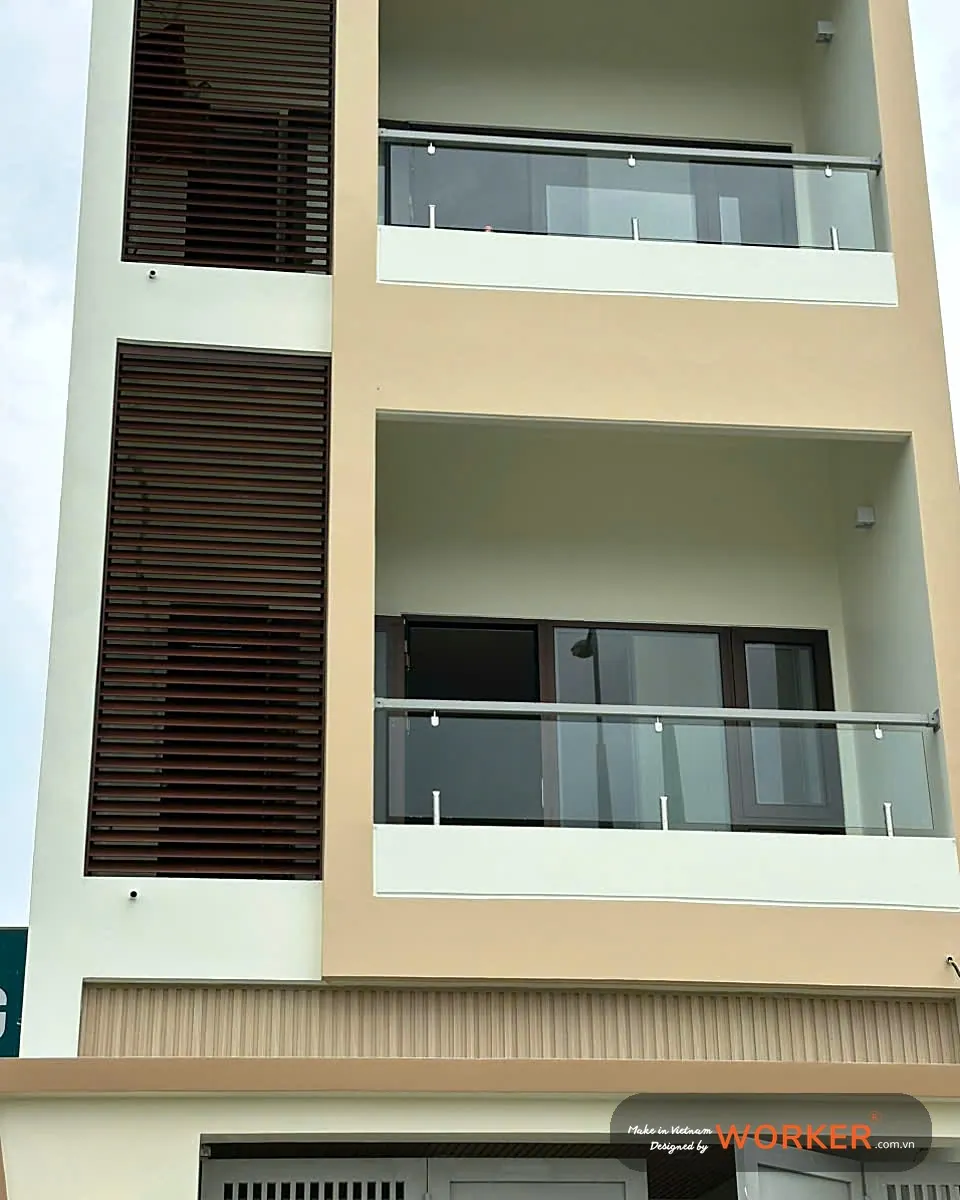 Nhà phố: mảng chớp vân gỗ cạnh ban công kính (1) – Worker-Fixed, vân gỗ Olerk Bắc Âu