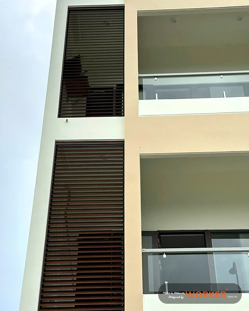 Nhà phố: mảng chớp vân gỗ cạnh ban công kính (2) – Worker-Fixed, vân gỗ Olerk Bắc Âu