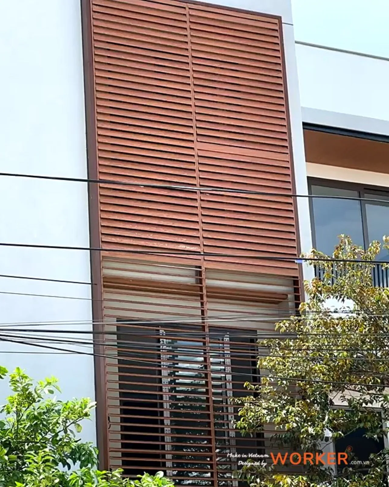 Mặt tiền nhà phố phủ cửa chớp nhôm vân gỗ nhiều tầng