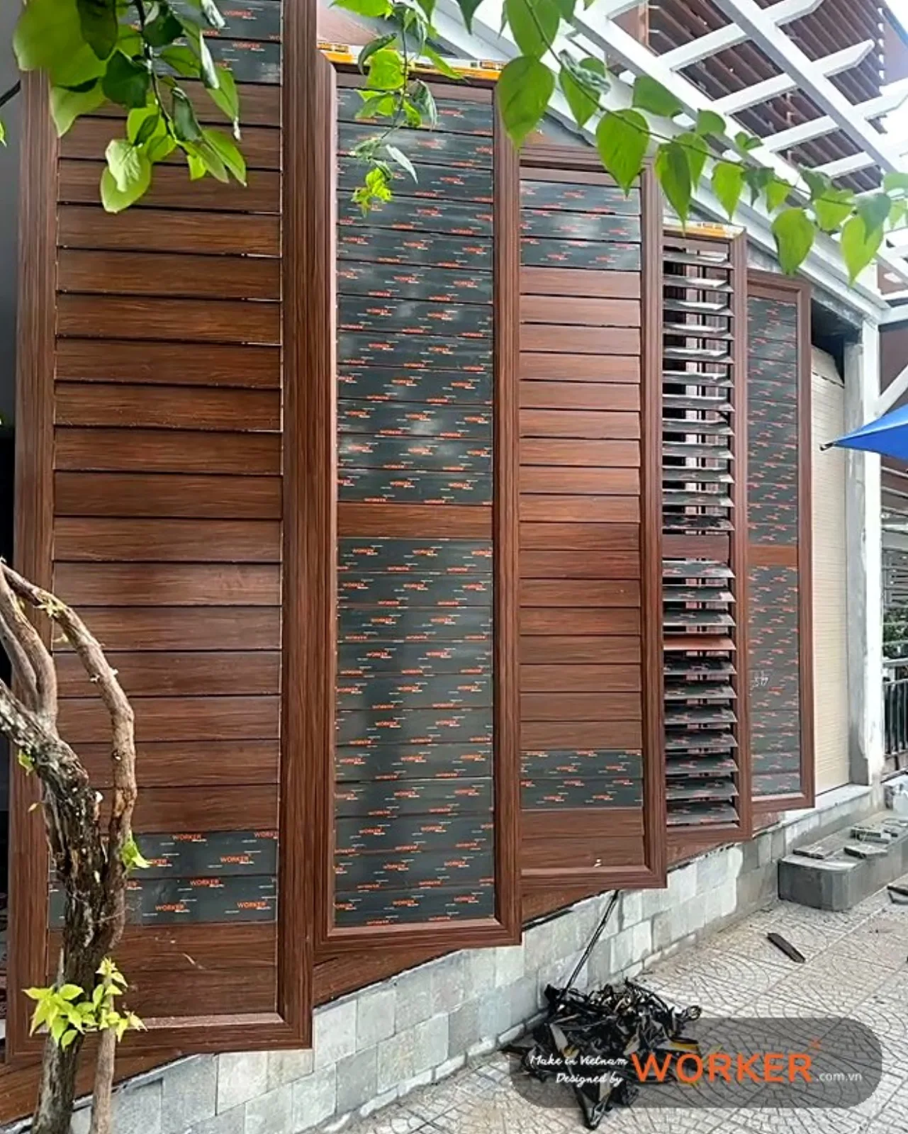 Cửa đi chớp nhôm vân gỗ dưới giàn lam trắng