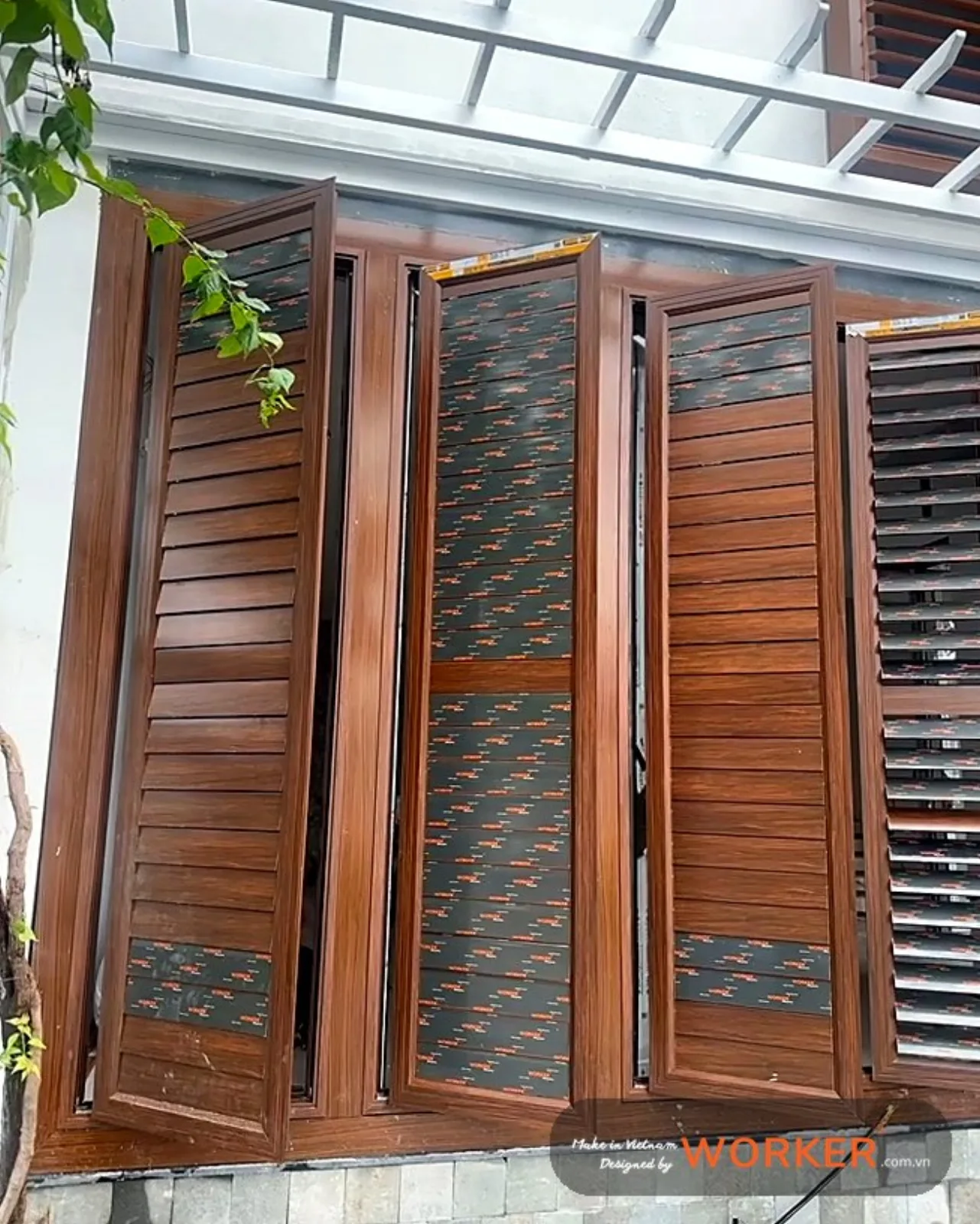 Cửa đi chớp nhôm vân gỗ tầng trệt mở cánh