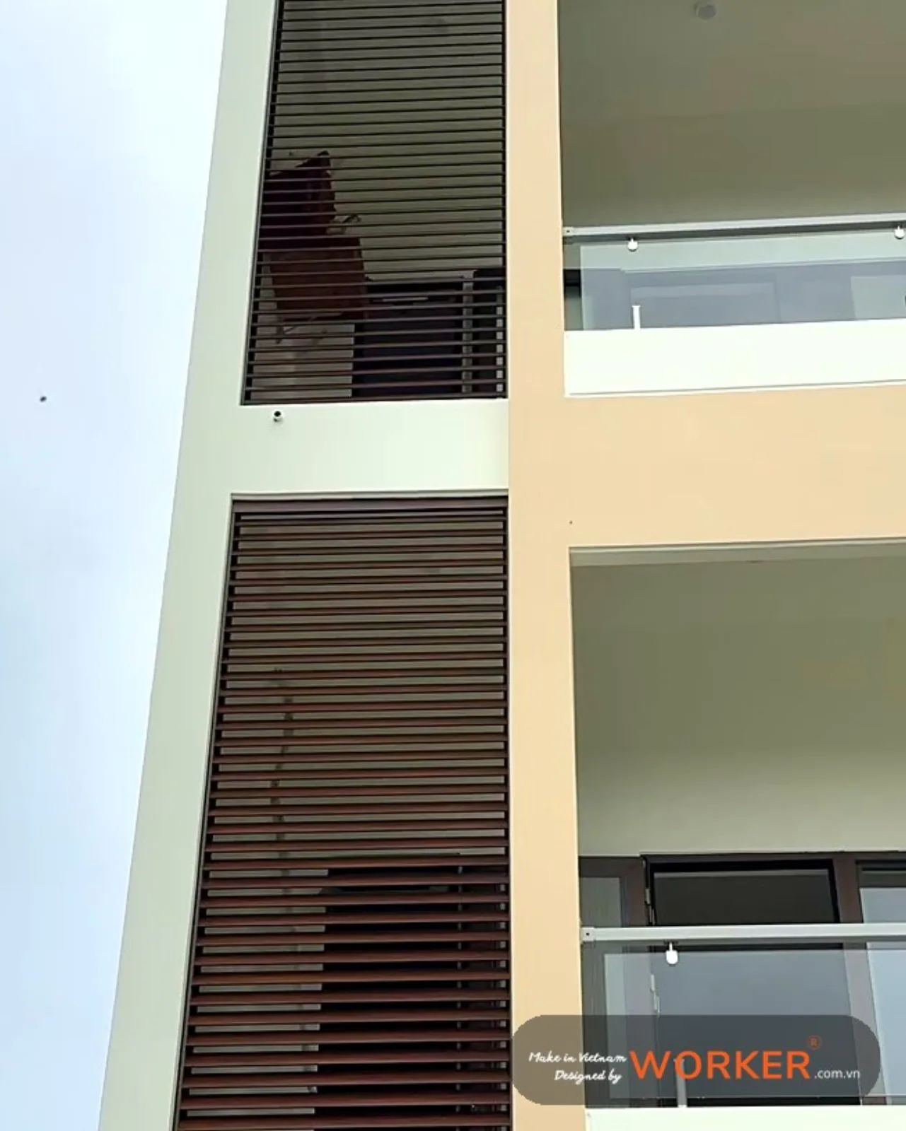 Cửa chớp nhôm vân gỗ cạnh ban công kính nhà phố