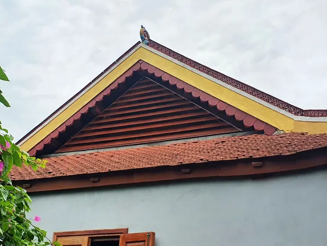 Mái ngói màu cẩm lai